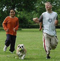 No debes acercarte ni alejarte corriendo de un perro